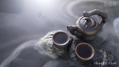 水面上的<strong>茶壶</strong>与茶杯